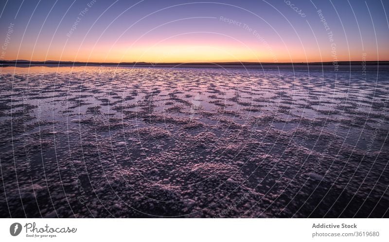 Sonnenuntergang über feuchtem Wüstengelände Dürre trocknen Natur Himmel farbenfroh Land wüst Fluss Riss Damp Boden Ufer Abend malerisch Abenddämmerung Saison