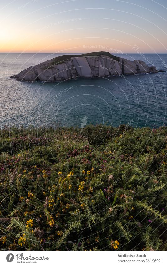 Sonnenuntergang über felsiger Meeresküste MEER Insel Felsen Himmel farbenfroh orange Meeresufer Natur Landschaft ruhig Windstille Dämmerung Abenddämmerung