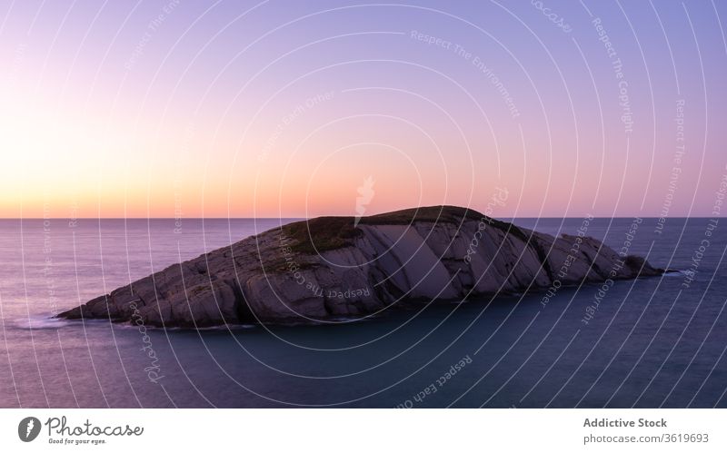 Sonnenuntergang über felsiger Meeresküste MEER Insel Felsen Himmel farbenfroh Meeresufer Natur Landschaft ruhig Windstille Dämmerung Abenddämmerung Wasser