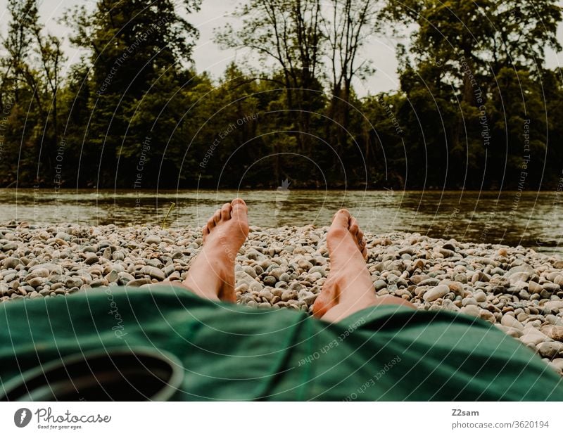 Erholung an der Isar isar fluß wasser urlaub liegen beine short mann chillen Wasser Sommer Außenaufnahme Ferien & Urlaub & Reisen Mensch Natur Farbfoto