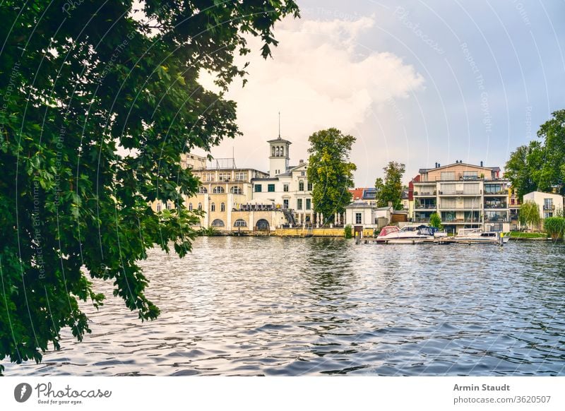 alte Brauerei an der Müggelspree in Friedrichshagen, Berlin Scheitel Wasser Kanal Gebäude Architektur Boot Gefäße Hafen Landschaft im Freien Sommer Baum Natur