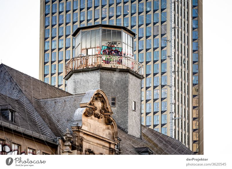 Architekturkontraste Bahnhofsviertel von Frankfurt Frankfurt am Main Gebäude Spiegel Fenster Stadt Hintergrund neutral mainhattan Außenaufnahme