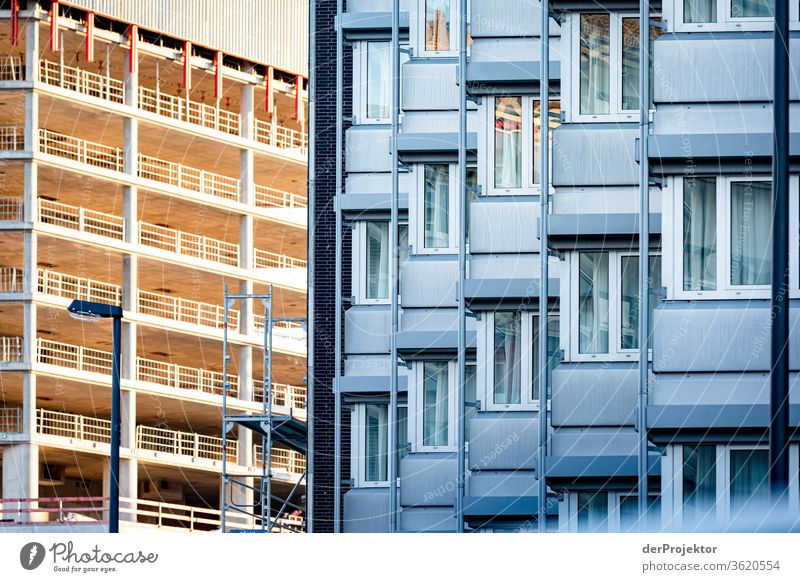 Bahnhofsviertel von Frankfurt Architektur Frankfurt am Main Gebäude Spiegel Fenster Stadt Hintergrund neutral mainhattan Außenaufnahme Textfreiraum oben