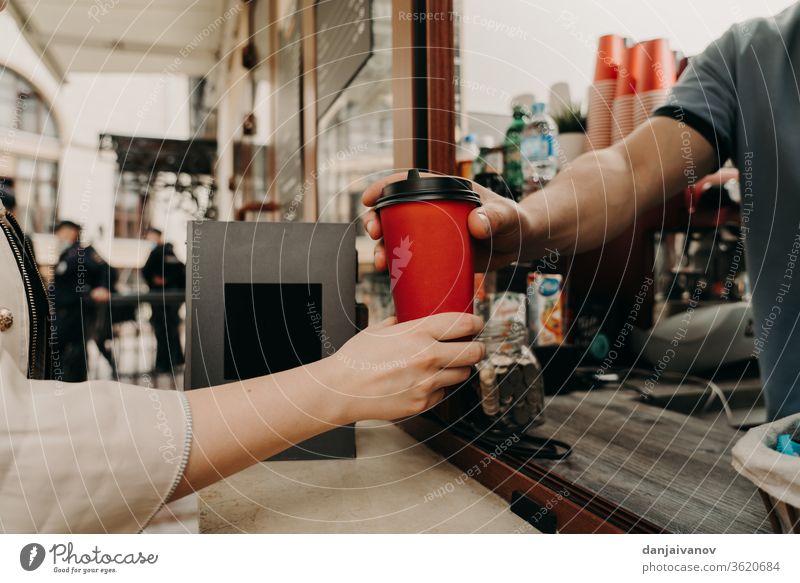 Kaffee auf der Straße kaufen Tasse trinken Tisch Café Tee Getränk Restaurant Becher Frühstück weiß Lebensmittel heiß Morgen Glas Nahaufnahme Untertasse Espresso