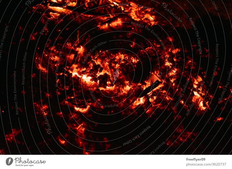 Textur der brennenden Asche von oben Glut dunkel Textfreiraum Hintergrund Feuer Freudenfeuer erwärmen Ressource Brandwunde Verbrennung Licht Lichtquelle