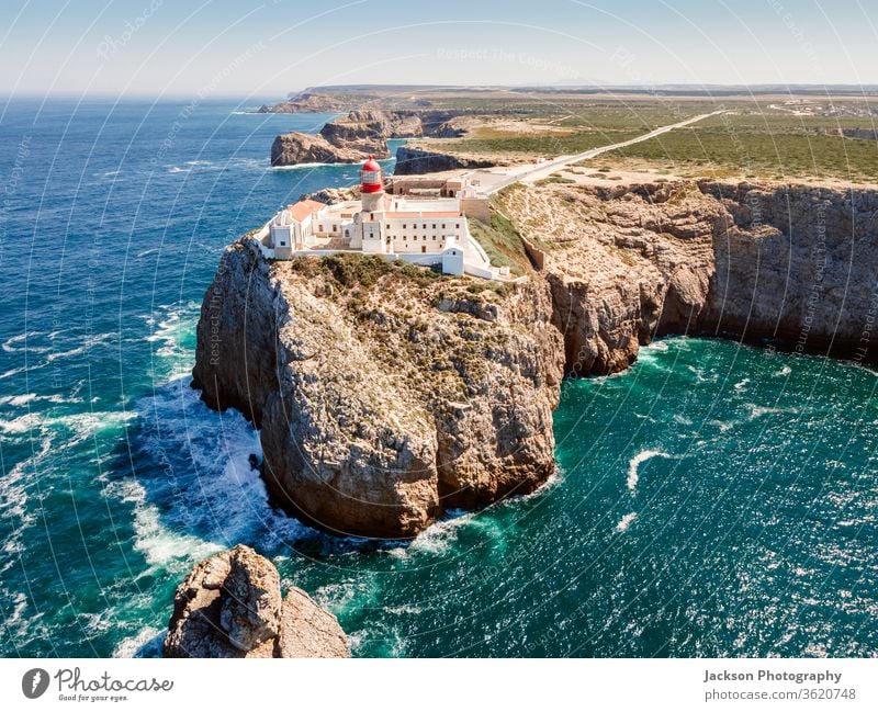 Wunderschöner Leuchtturm auf den hohen Klippen des Saint Vincent Kaps in der Algarve, Portugal Sagres cabo de sao vicente Meer farol São Vicente Punkt Western