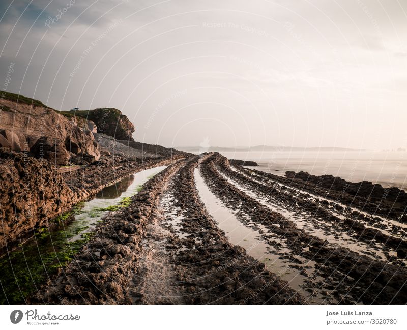 Wasserwege zwischen den Felsen am Felsstrand, Spanien. niemand Farbbild malerisch Häuser Steine Europa Textfreiraum Blauer Himmel weißer Strand Hütten Ufer