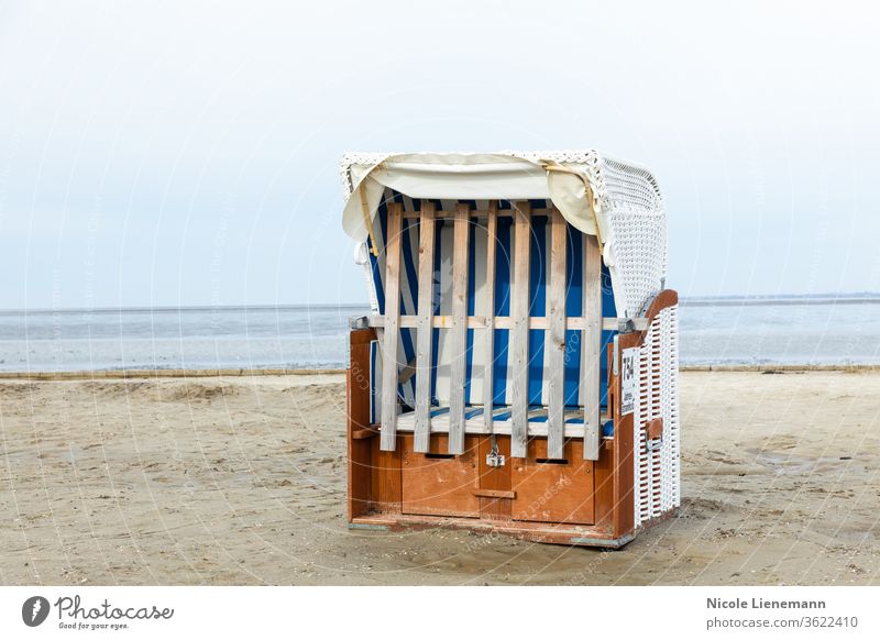 Strandkorb am Nordseestrand in Deutschland Stuhl weiß MEER Himmel Wasser blau Meer reisen Landschaft Natur Küste Sommer Ufer winken Cloud Sand Norden malerisch