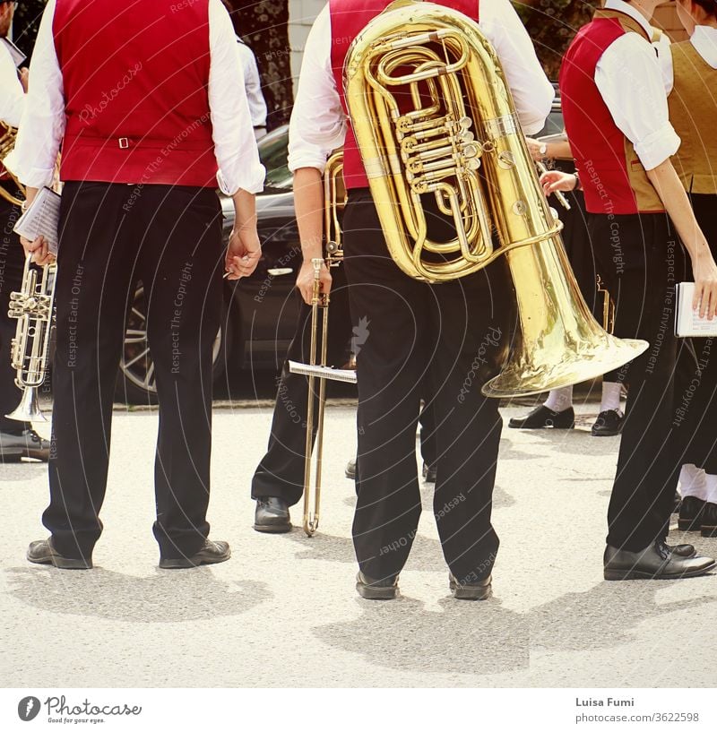 Blechbläsermusiker in bayerischer Tracht mit ihren Instrumenten bei einem traditionellen Umzug Bayern Band Musik Messing Stadtfest Deutschland bayerische Stadt