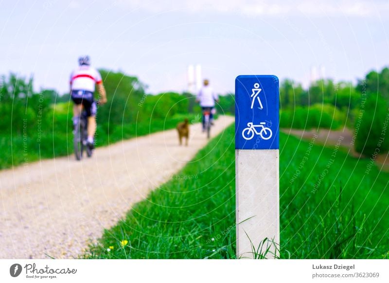 Radweg entlang der Weichsel in Warschau, Polen, mit Radfahrern im Hintergrund an einem sonnigen Sommertag. Aktion aktiv Aktivitäten Fahrrad Fahrrad-Rad Biker