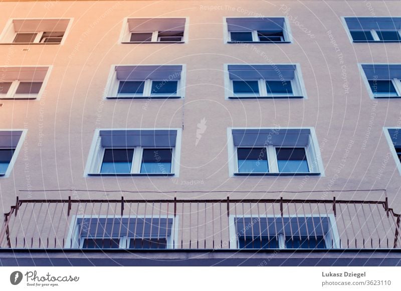 Fassade eines modernen Wohnblocks Balkon Eigentumswohnung Wohnhaus Anwesen Hausvermietung Gehäuse Eigentumswohnungen flach Konstruktion Struktur Stadtzentrum