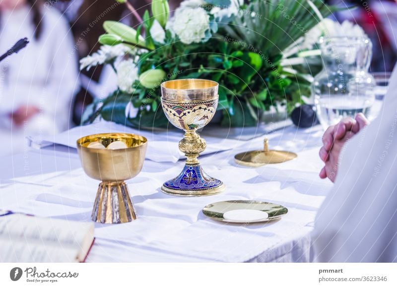 altar mit hostie und kelch mit wein in den kirchen des papstes von rom, francesco Tasse durchkreuzen Christentum gold heilig Wirt Altar Masse pyx Kelch