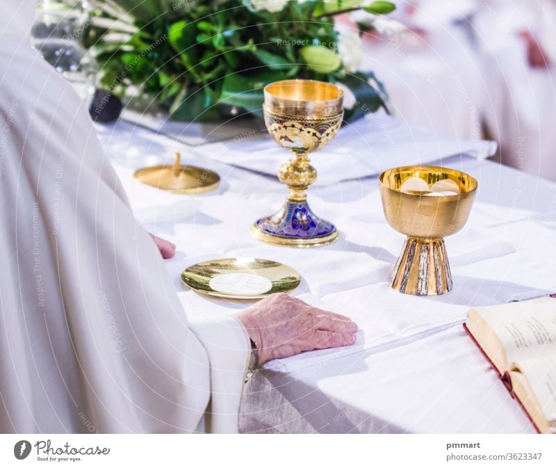 Hände von Papst Franziskus mit Hostie und Kelch mit Wein in den Kirchen der Welt Papa Altar Messbuch Buch Tasse durchkreuzen Christentum gold heilig Wirt pyx