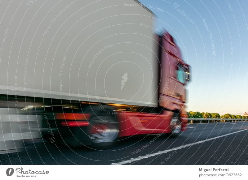 Lastwagen mit Kühlsattelanhänger auf der Autobahn gekühlt verderbliche Waren Ladung Spedition Verkehr Anhänger Versand Lastkraftwagen weiß Straße Lebensmittel