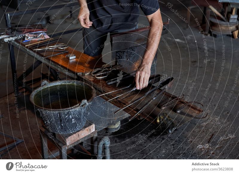 Satz Glasbläserinstrumente in der Werkstatt Schlag Werkzeug Instrument Sammlung Handwerkskunst Hobelbank manuell Beruf Arbeitsplatz Ordnung Gerät Schere