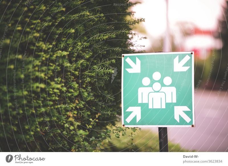 Schild - bedeutung = Sammelplatz Hinweisschild hinweis Sammelbplatz Sammelstelle sammeln zusammen Treffen zusammenhalt gemeinsam achtung hinweisen grün Personen