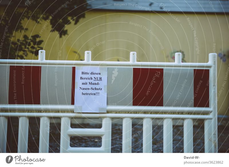 Absperrung Conona Zettel / Hinweisschild Breich nun mir mund-nasen-schutz betreten testen Gütersloh Test Tests Kontrolle Straße Schild Pandemie Menschen Tönnies