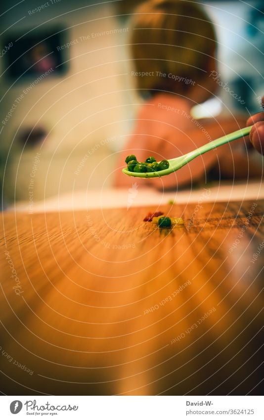 heute wurde vegetarisch gekocht -  kind möchte nicht essen Kind Kleinkind Junge keinen Hunger kein hunger satt streiken Streik Dickkopf Gemüse Salat Beilage