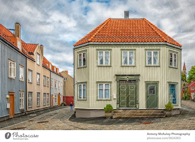 Straßenkreuzung Trondheim Bakklandet Gebäude eng trondhjem Kopfsteinpflaster trondelag Ausflugsziel gepflastert Urlaub malerisch typisch Sightseeing Altstadt