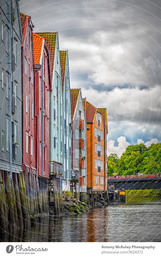 Trondheim River Nidelva Dockside Warehouses from the Water alt Fluss Norwegen Stadt nidelva hölzern Großstadt Wasser Häuser Architektur farbenfroh reisen Küste