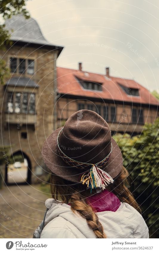 Frau mit Hut am Schloss Schaumburg Burg oder Schloss Architektur Tourist Reisefotografie Geschichte tourismus  reisen  freiheit Sehenswürdigkeit Außenaufnahme