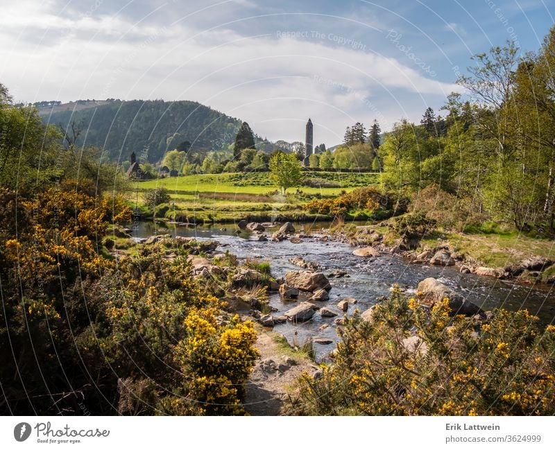 Kleine Flusskunst Glendalough in den Wicklow Mountains Irland Wald Landschaft Tourismus reisen Republik Irland Natur im Freien Himmel antik Kirche Kloster