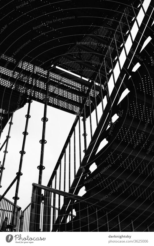 Stahl Bau Treppe zu einem Gerüst Treppenhaus außen Architektur Architekturfotografie Treppengeländer Geländer Treppenabsatz aufwärts Karriere Menschenleer