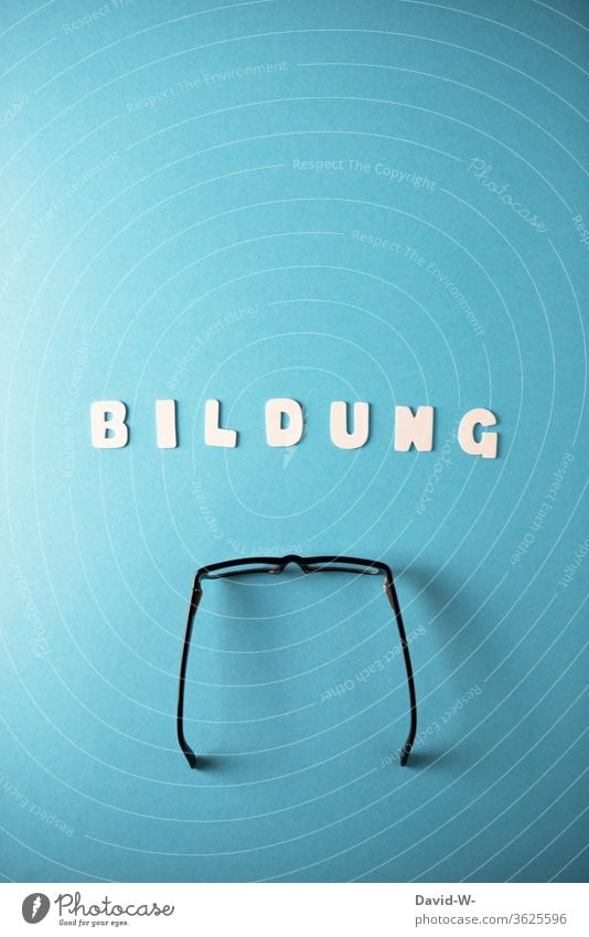 Bildung - Brille  | Thema Schule und lernen wissen Wissensstand übung Studium bildungssystem Wissenschaften bildungspolitik gebildet Gebildetsein schlau