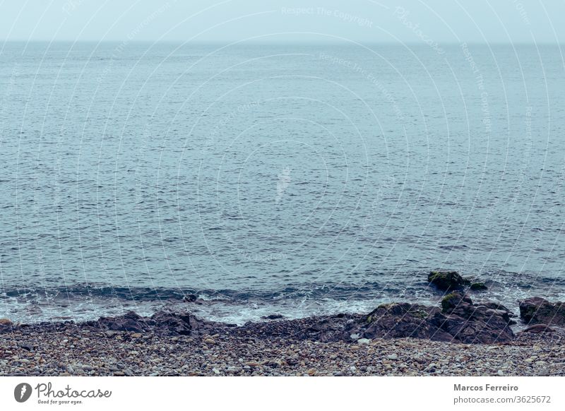 Kieselsteinstrand an der Atlantikküste, Meerblick atlantisch Strand blau Pause Schaumblase Kap Sauberkeit übersichtlich Klippe Küste Küstenlinie Ausflugsziel