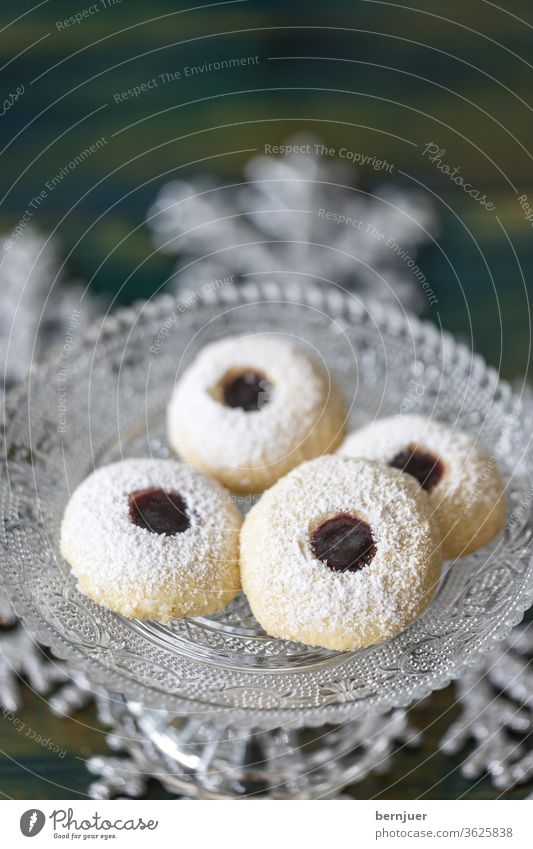 Weihnachtsplätzchen auf grünem Holz Engelsaugen Weihnachten Schnee Schneeflocke Cookie Dekoration Zucker Stern Herz Glas Hintergrund süß Dessert Gebäck Essen