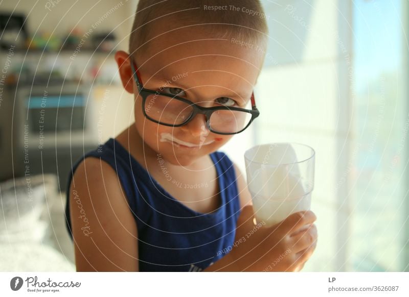 Mehr Milch! melken Oberlippenbart Milcherzeugnisse Frühstück Glas weiß frisch Getränk Ernährung Blick Blick in die Kamera Lebensmittel Essen und Trinken Zutaten