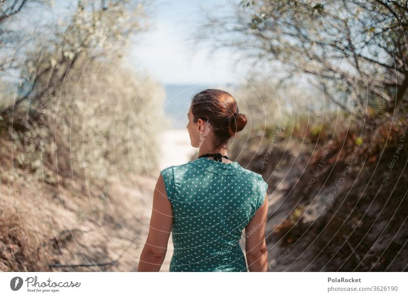 #A# Weg zum Meer verträumt Ostseeküste Zukunft Wasser Frau laufen Farbfoto Mecklenburg-Vorpommern Sand Tourismus Natur Außenaufnahme Idylle