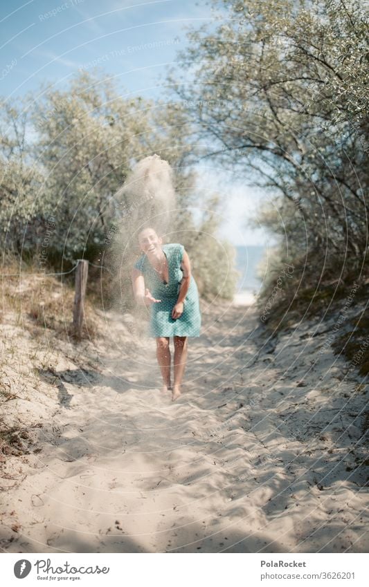 #A# Ostseesand am Fliegen II Ausflug verspielt spaßig Spaß haben spass Spaßvogel werfen Partikel Sandstrand verträumt Ostseeküste Zukunft Wasser laufen