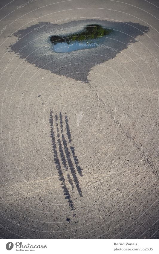 Flüchtige Erscheinung Straße Wasser fahren nass Eile Asphalt Pfütze Spuren grau PKW Parkplatz Reflexion & Spiegelung Blauer Himmel Vignettierung Reifenspuren