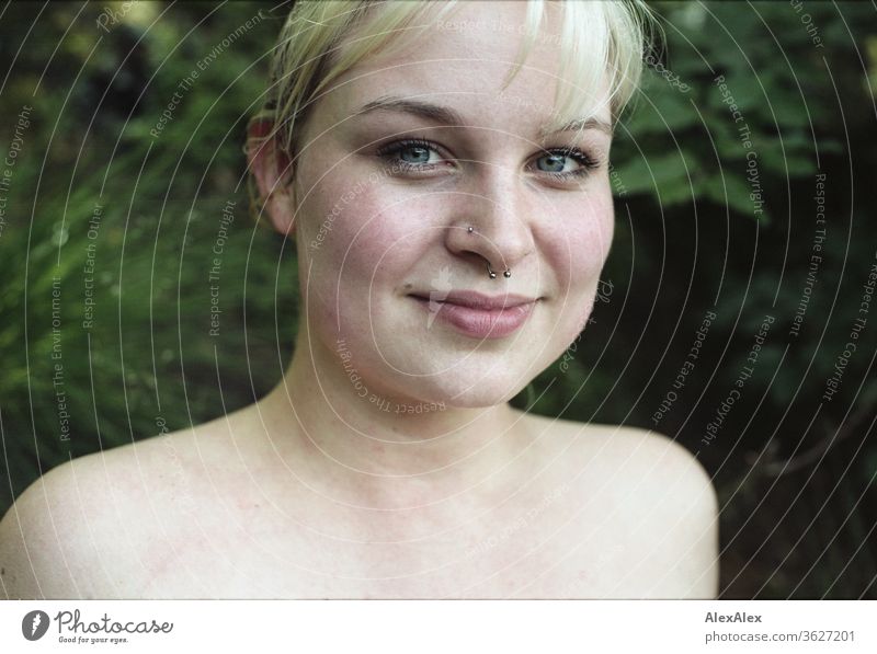 Analoges Portrait einer jungen Frau mit nassem Haar vor einem Wald Mädchen junge Frau schön blond lange Haare 19 18-20 Jahre 15-20 Jahre alt fit ästhetisch