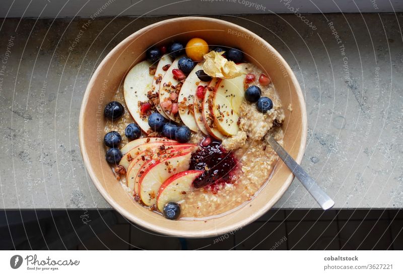 Frischer Brei keine Menschen Schalen & Schüsseln süß Deutschland Frühstück Apfel Kohlenhydrate Gesundheit Blaubeeren Kalorien Lebensmittel abschließen Mahlzeit