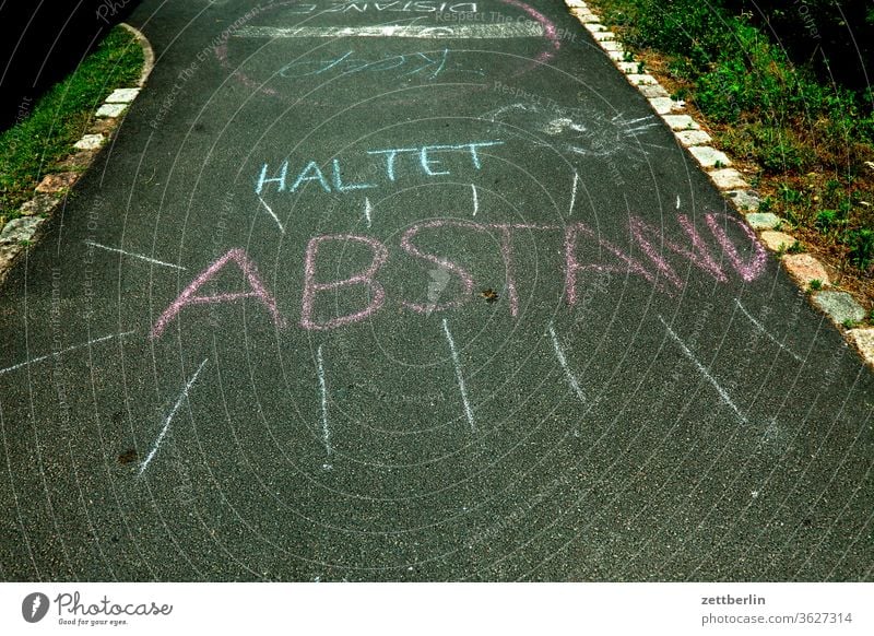 HALTET ABSTAND corona gesundheit distanz abbiegen abstand covid sicherheitsabstand covid 19 asphalt ecke fahrbahnmarkierung fahrrad fahrradweg hinweis kurve