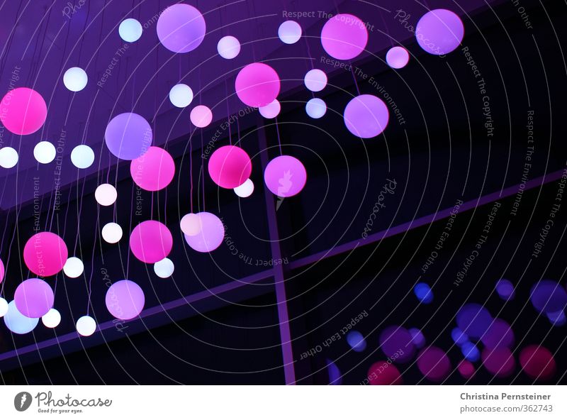 Lichterspiele Fenster Dekoration & Verzierung Glas Kugel Linie glänzend mehrfarbig violett rosa schwarz weiß Farbfoto Innenaufnahme abstrakt Muster Abend Nacht