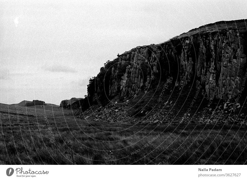 Englands Norden Analogfoto, analog, schwarzweiss, Außenaufnahme Hadrians Wall, Felsen, Wiese, Landschaft Schwarzweißfoto Umwelt Stein, Tag Menschenleer Himmel