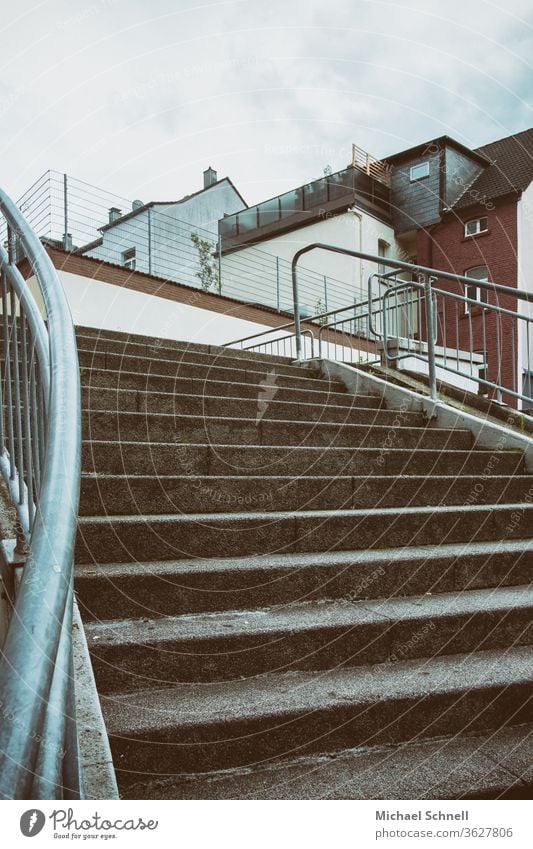 Treppe von unten mit Blick auf Häuser Architektur Geländer Treppengeländer Farbfoto Menschenleer aufwärts nach oben hochlaufen treppen steigen trostlos