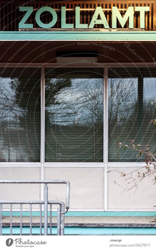 Zollamt Fassade Fenster Grenze Grenzübergang Grenzüberschreitung Grenzgebiet Hinweisschild Typographie schmuggel Geländer Politik & Staat