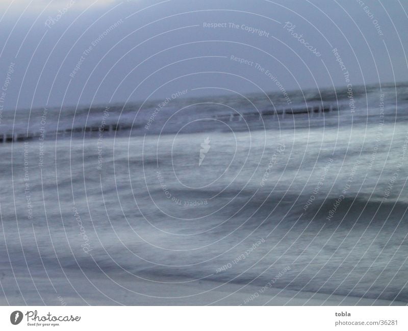 Die Ostsee auf Hidensee Meer Brandung Strand unscharf durch lange Belichtung fahles Licht Abend