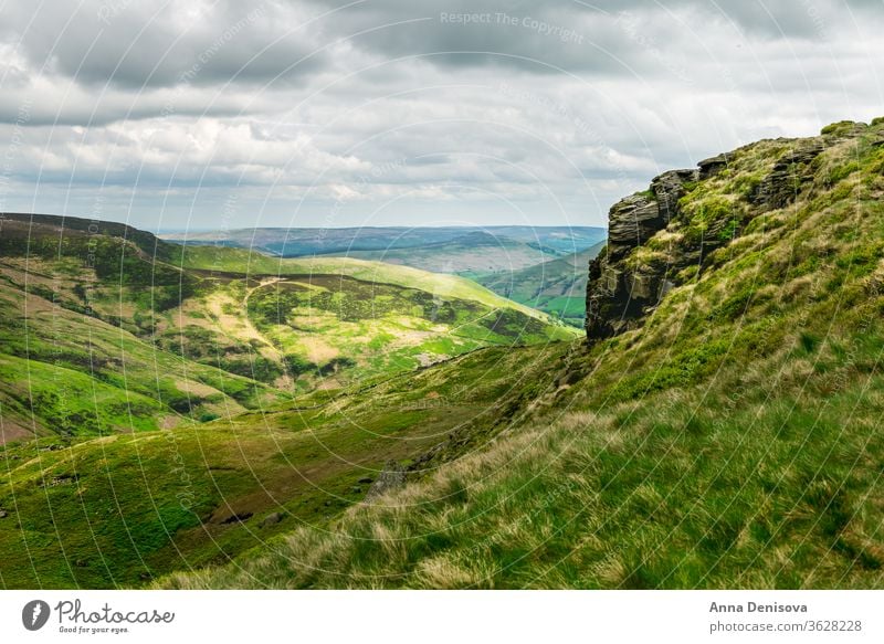 Blick auf die Hügel bei Edale, Peak District National Park, UK Spitzenbezirk Nationalpark Derbyshire England Englisch blau wolkig Landschaft Ackerland grün