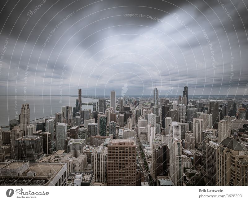 Chicago von oben mit dramatischem Himmel Großstadt Skyline Architektur Illinois Stadtzentrum urban Stadtbild USA Wolkenkratzer Sonnenuntergang