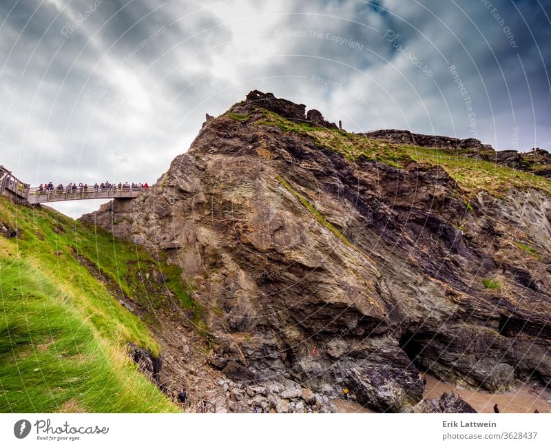 Berühmtes Tintagel-Schloss in Cornwall Klippen Küste Küstenstreifen Großbritannien England Briten Küstenlinie malerisch schmalzig Meer Landschaft MEER Englisch