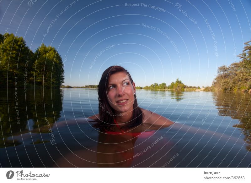 Nixe Lifestyle Freizeit & Hobby Mensch feminin Junge Frau Jugendliche 1 Schwimmen & Baden ruhig Mädchen Baggersee Teich Bikini Sommer brünett Abenddämmerung