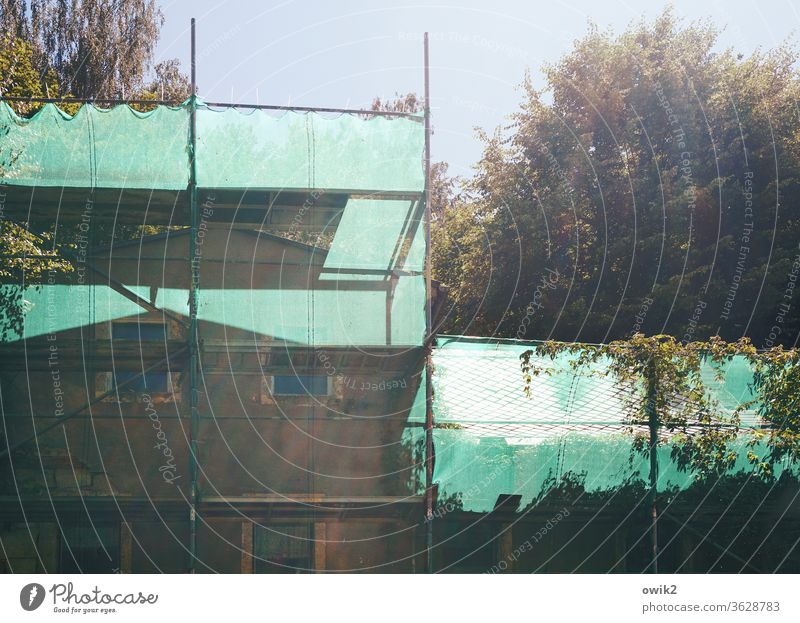 Rettungsversuch Baugerüst Abrisshaus marode alt Architektur Wand Außenaufnahme Stahl Farbfoto Himmel Menschenleer kaputt Gebäude Baustelle Baugewerbe Fassade