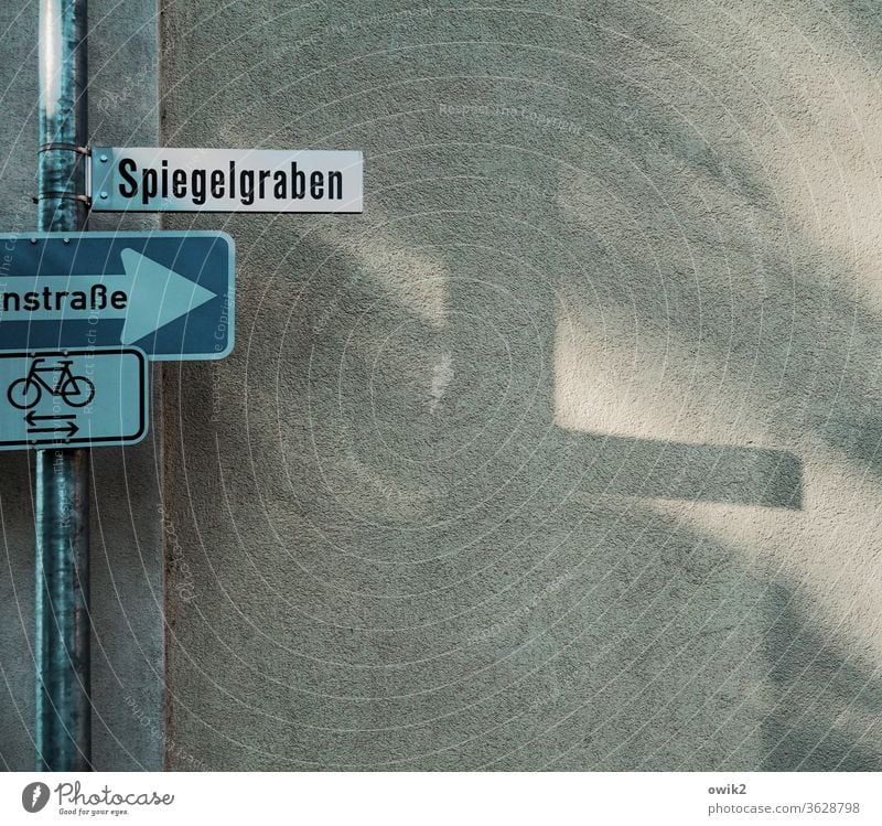 Bamberg Wand Fassade Schild Straße Straßenschild Beschriftung Einbahnstraße Spiegelgraben Fahrrad Radweg Piktogramm Zeichen Buchstaben Mast Sonnenlicht Schatten