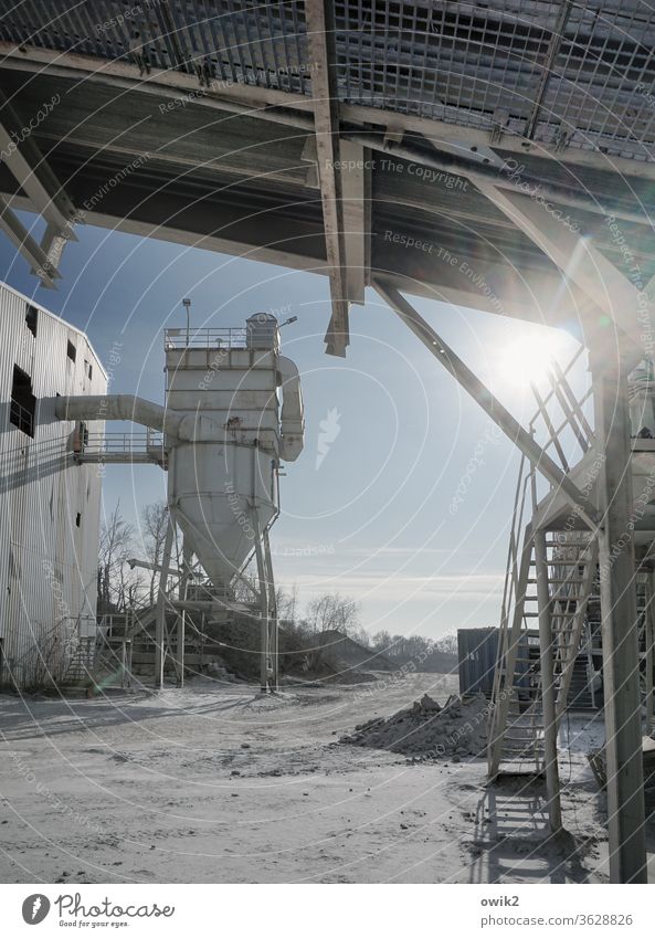 Zapfstelle Kieswerk Abfüllanlage Silo Rohre Vorrat Dach Treppe Metall sperrig alt Arbeit Arbeitsplatz Sand Industrie Industrieanlage Industrielandschaft