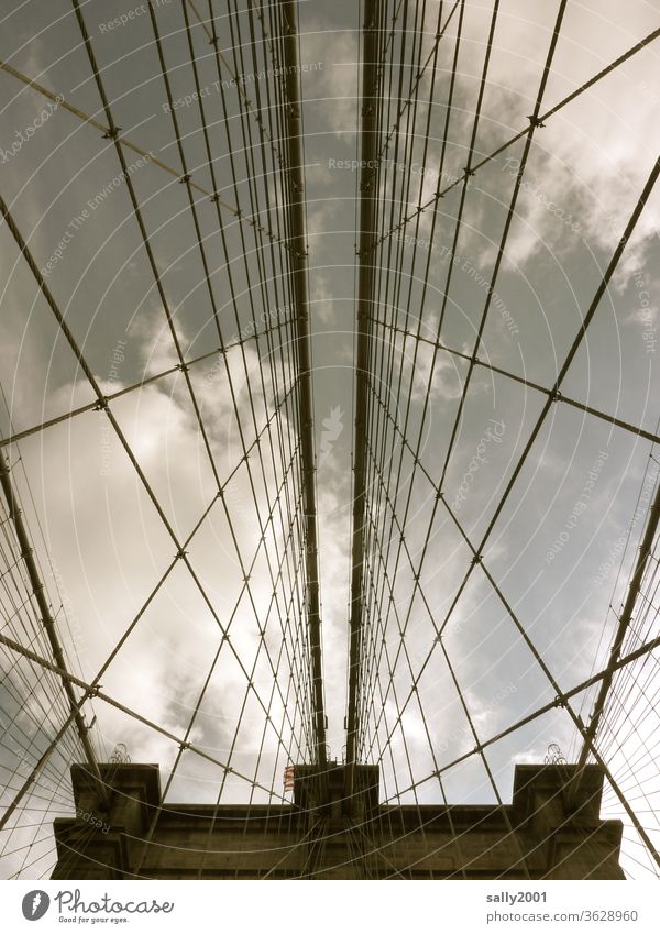 Symmetrie... Brooklyn Bridge New York Manhattan Architektur USA Sehenswürdigkeit Brücke Wahrzeichen Hängebrücke Baukunst bewölkt Bauwerk sepia Seil